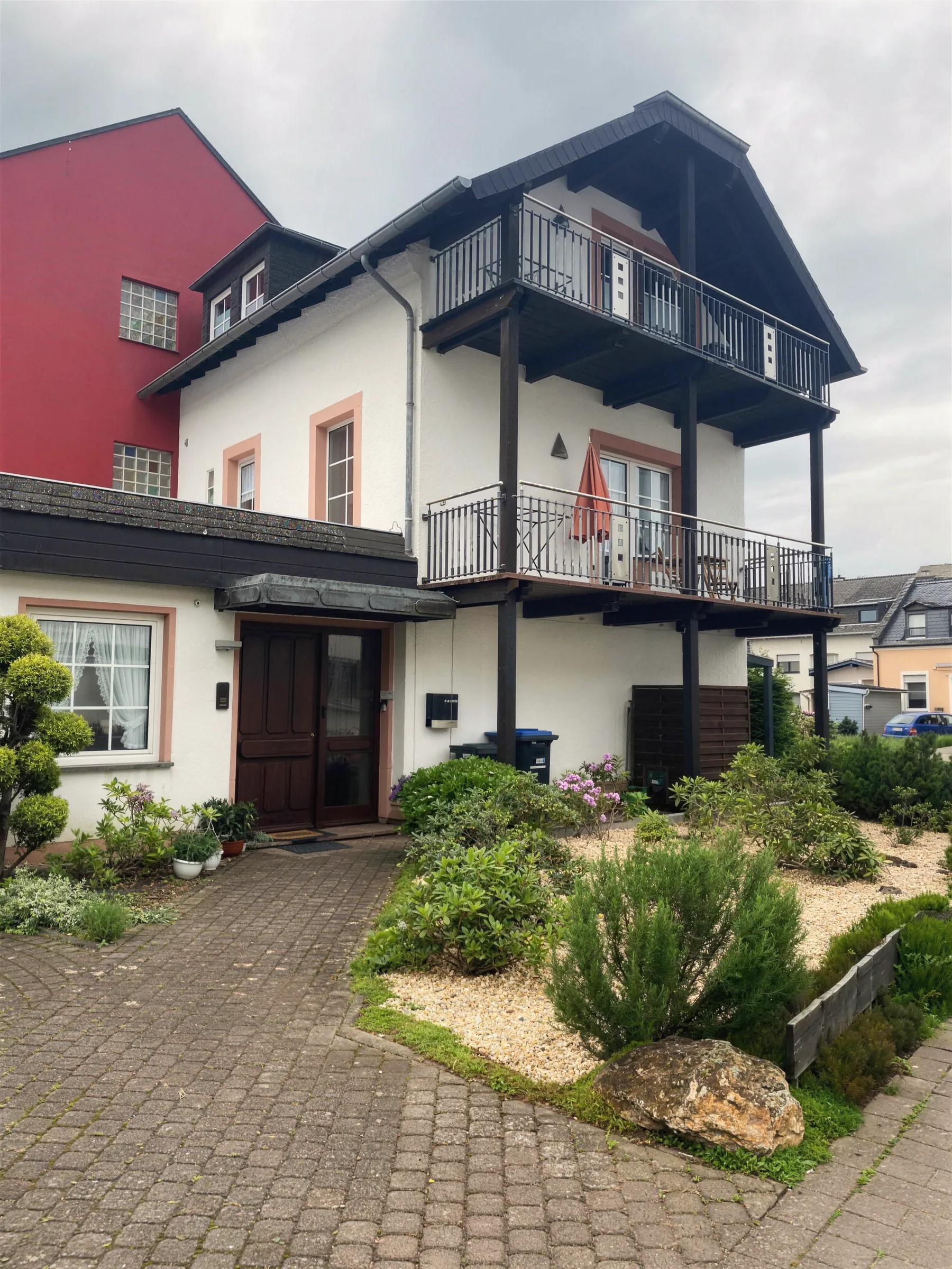Hauseingang der Fewo zum Nussbaum mit Vorgarten und gepflastertem Weg