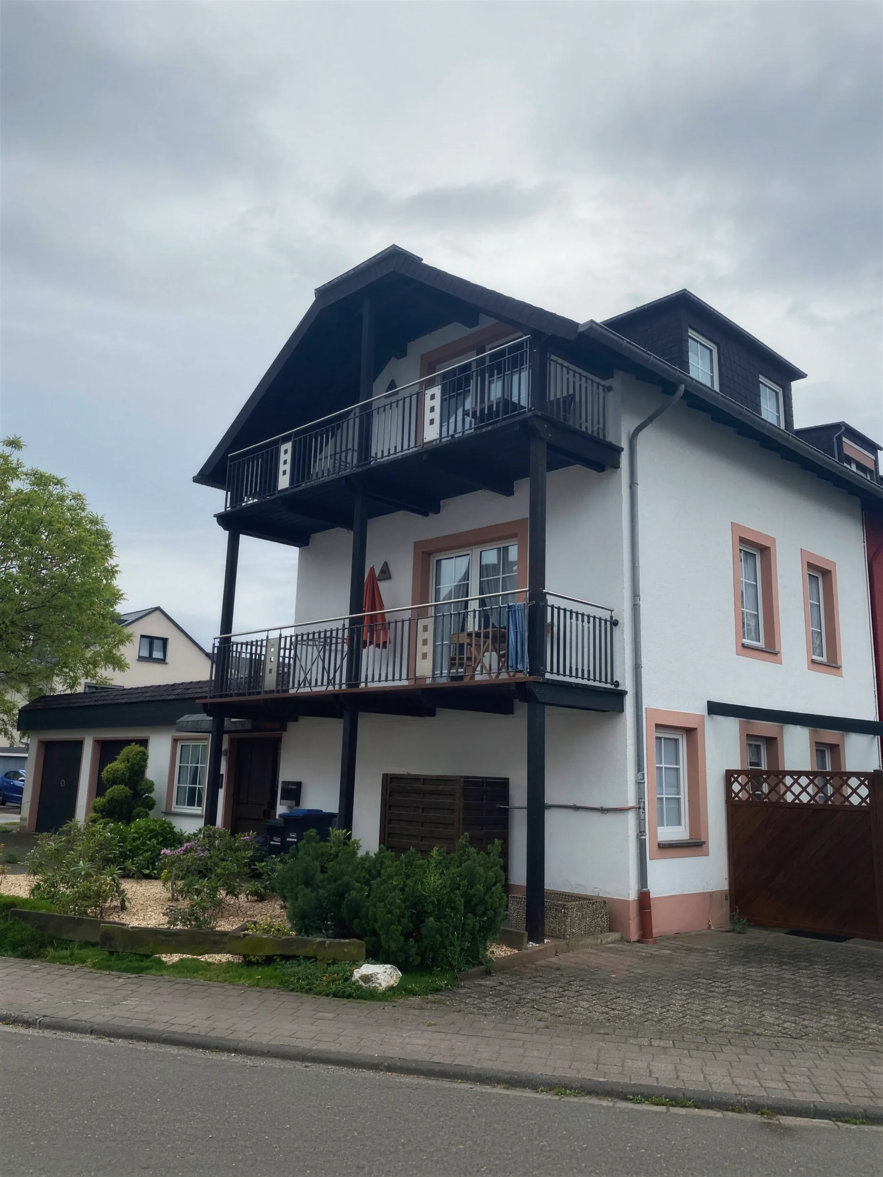 Seitenansicht des Hauses mit Garten und Zufahrt