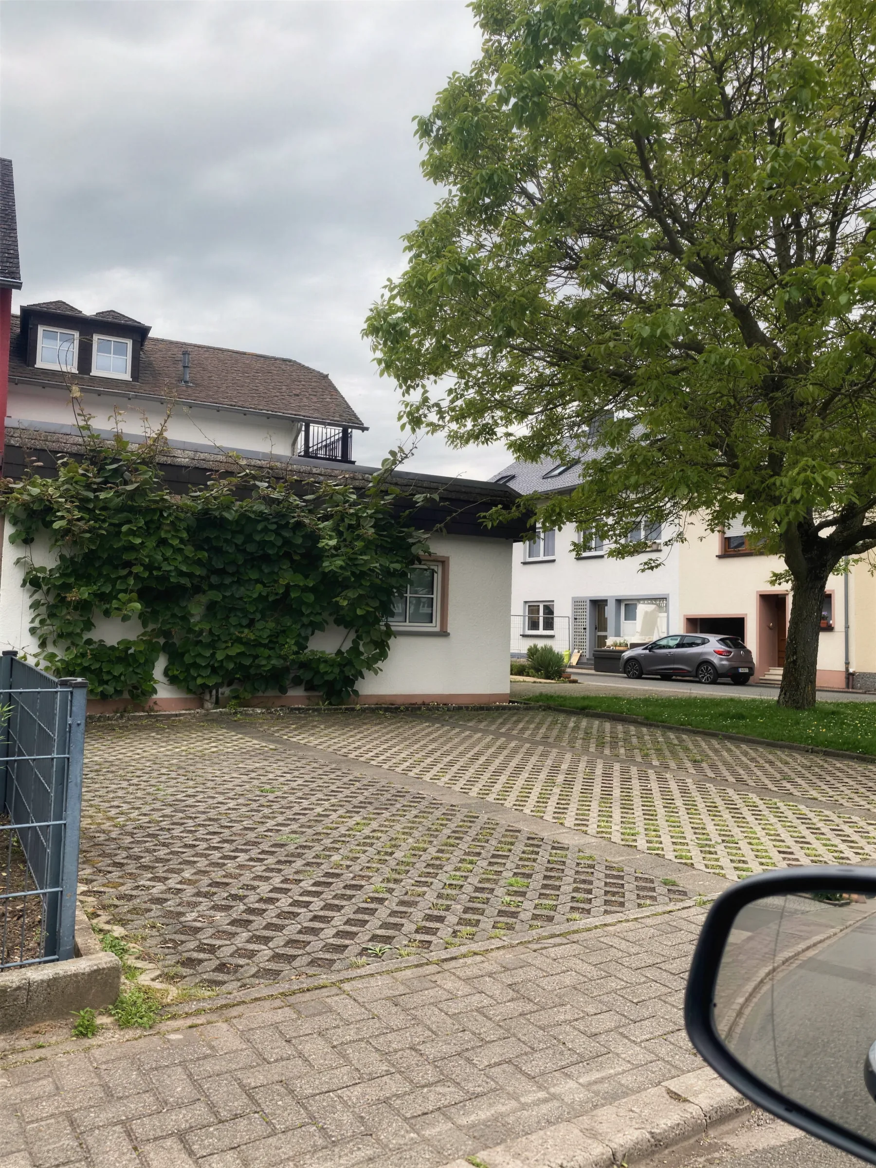 Gepflasterter Parkplatz vor dem Haus