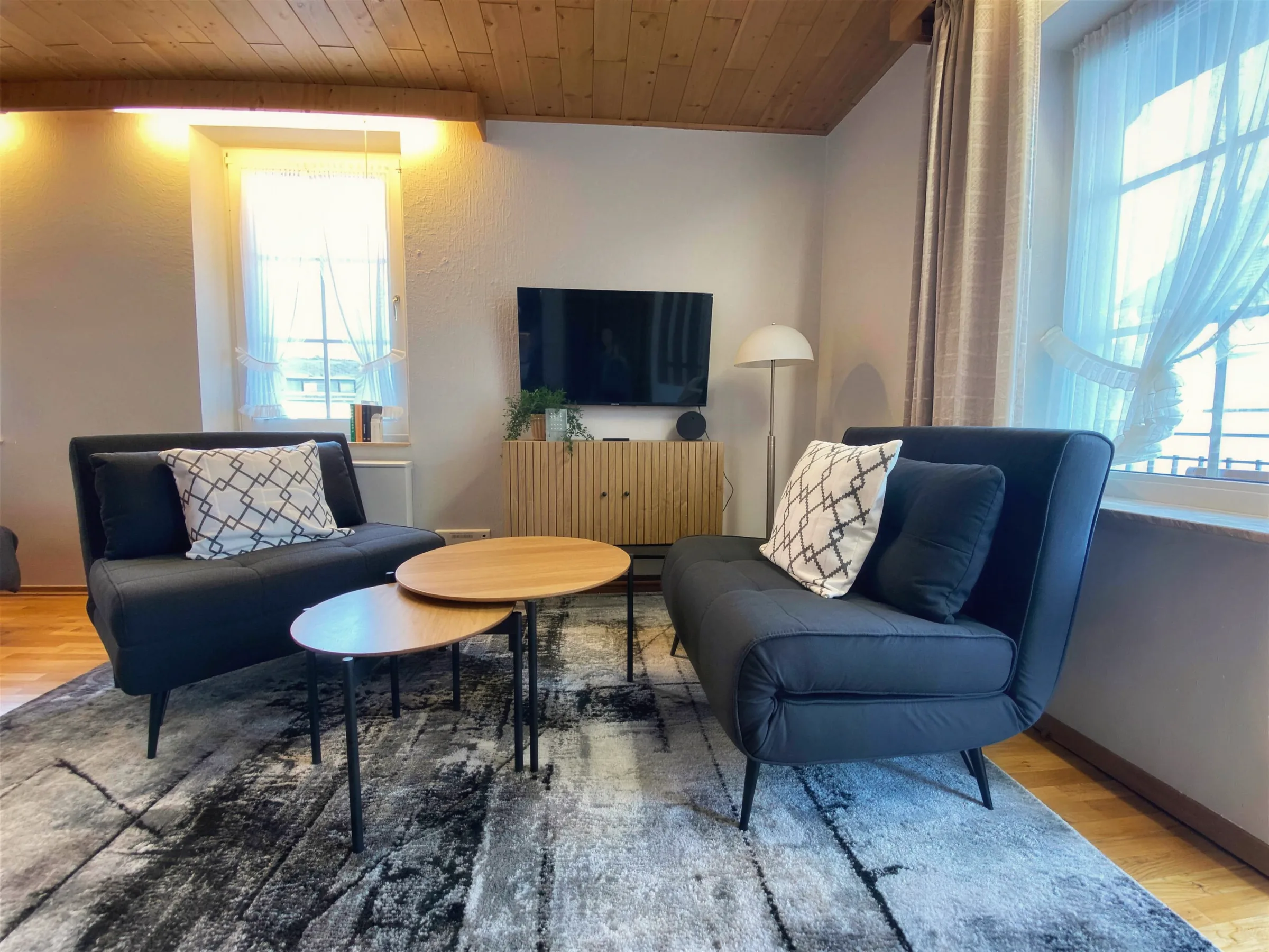 Wohnbereich mit zwei Sofas und Fernseher