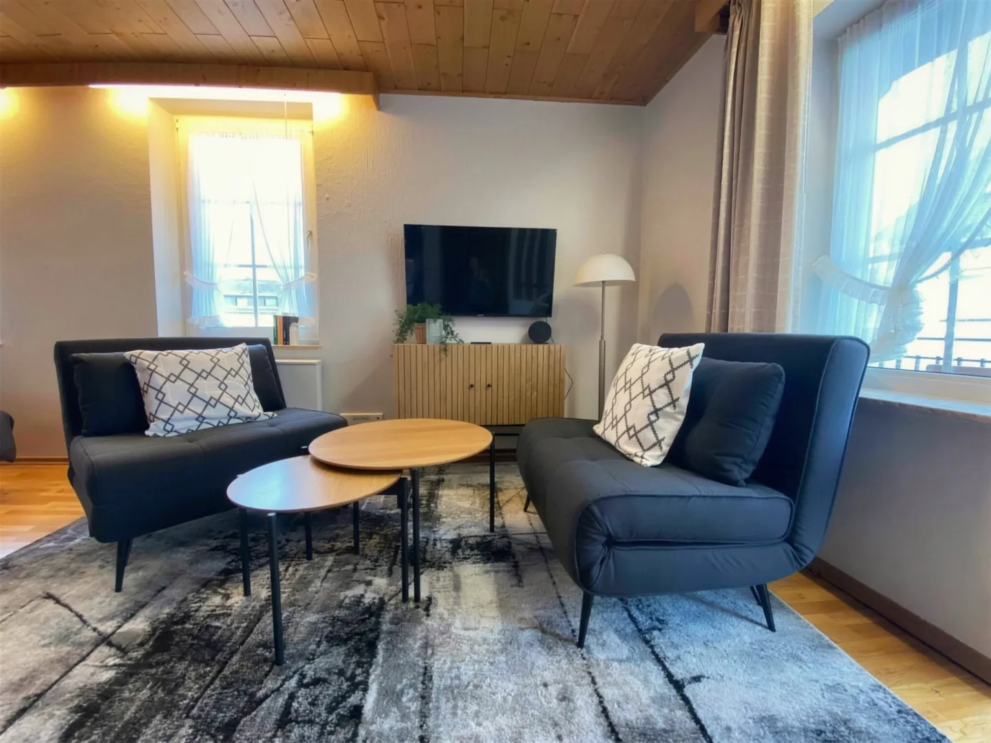 Wohnbereich mit zwei Sofas, Couchtisch und Fernseher